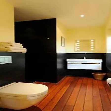 Сasa de vacaciones Charming W Garden, Cleaning Included