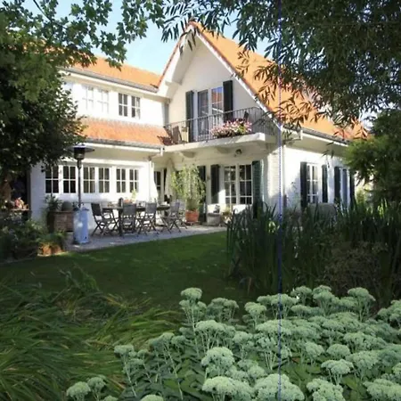 Сasa de vacaciones Charming W Garden, Cleaning Included